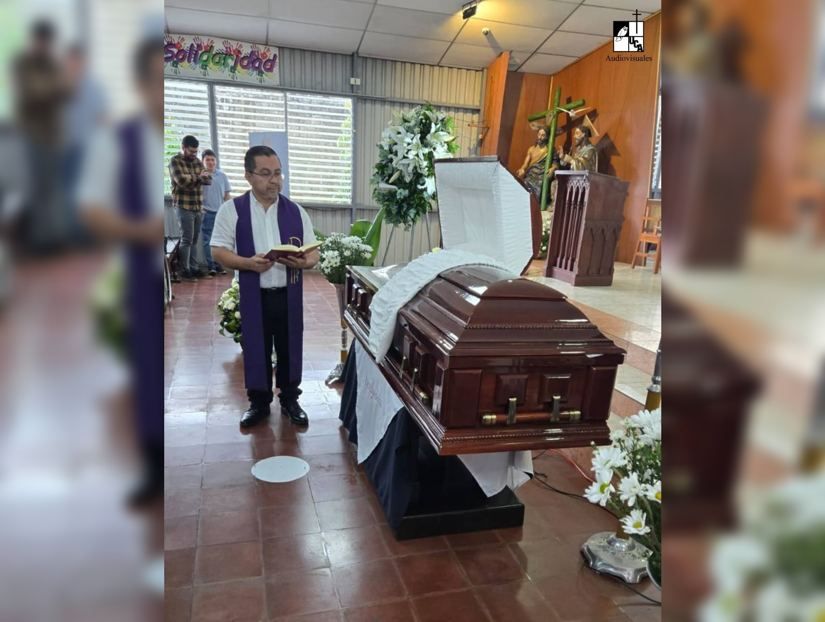 Despiden al Padre José María Tojeira en Santa Tecla. Su cuerpo fue velado en El Carmen y trasladado a la UCA para su entierro. Foto: Cortesía.