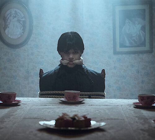 Jenna Ortega como Miércoles Addams en un momento icónico de la nueva temporada. Foto: Tudum / Netflix