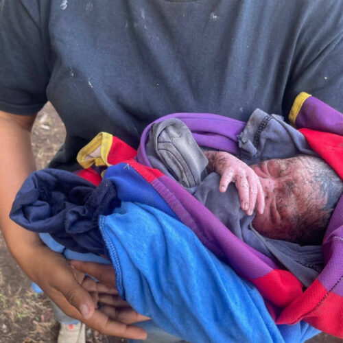 Un recién nacido fue rescatado en Santa Ana tras ser abandonado en la colonia La Unión 2. Autoridades investigan para encontrar a su madre. Foto: Cortesía.