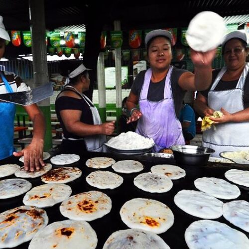 PUPUSAS. Doña Zoila, un pupusera de Olocuilta, ha sabido deleitar el gusto por este platillo desde 1979 tanto para salvadoreños como extranjeros. Foto: franciscocampos.net