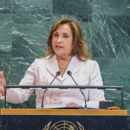 6 en 7. La destitución de Dina Boluarte es la sexta en siete años, reflejando la inestabilidad peruana: desde 2018, siete presidentes han pasado por el poder (Kuczynski, Vizcarra, Merino, Sagasti, Castillo, Boluarte y ahora Jerí).