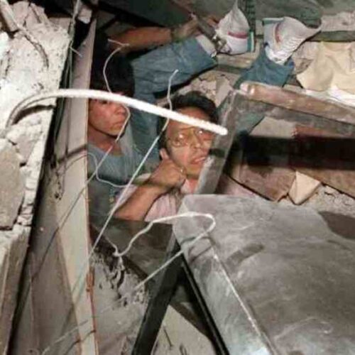 Hoy se cumplen 39 años del terremoto que devastó San Salvador el 10 de octubre de 1986. El fotoperiodista Francisco Campos se encontraba en la Colonia Médica: "Eran las 11:50 de la mañana...". Su lente se convirtió en testigo del desastre que marcó a toda una generación de salvadoreños.