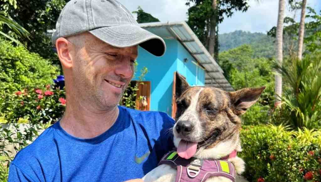 Niall Harbison, fundador de la organización internacional Happy Doggo, ofreció su experiencia en el manejo de poblaciones de perros callejeros y propuso una colaboración público-privada este 9 de octubre, mostrando su disposición para abordar la problemática. Foto: Cortesía