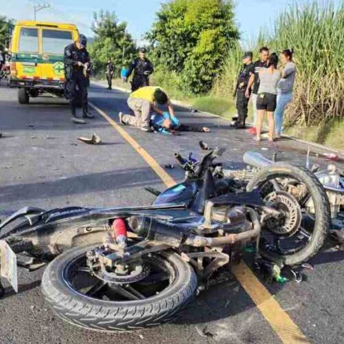Dos motociclistas resultaron gravemente heridos tras un choque frontal en Nejapa, en tramo cercano a la planta MIDES. Comandos de Salvamento los trasladó a centros médicos.