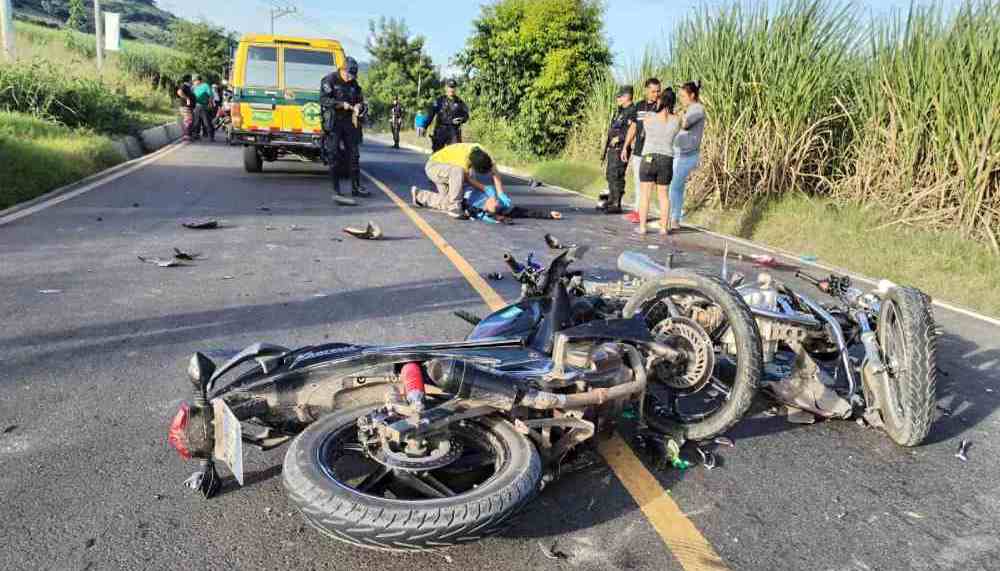 Dos motociclistas resultaron gravemente heridos tras un choque frontal en Nejapa, en tramo cercano a la planta MIDES. Comandos de Salvamento los trasladó a centros médicos.