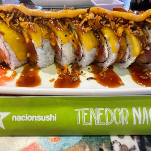 Nación Sushi, coloridos rollos de sushi y detalles decorativos que transportan al comensal salvadoreño a Asia.