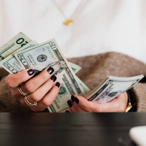 AGUINALDO. Abre una cuenta de ahorro separada y transfiere el 30% hoy mismo. Configura depósito automático. Pexela/ Karla G.