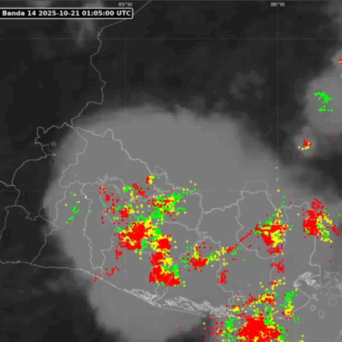 Imagen satelital muestra tormentas eléctricas con lluvias y vientos fuertes en el país. Foto: @MedioAmbienteSV