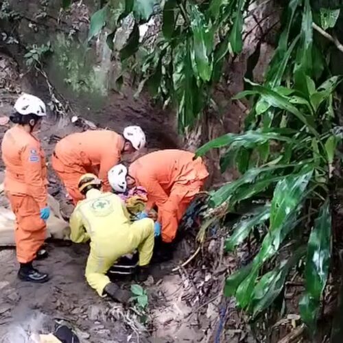 Equipos de Comandos de Salvamento recuperan el cuerpo de María Ana Orellana (67), quien falleció tras caer a una barranca en colonia San Miguel, Mejicanos. Vecinos piden medidas urgentes.