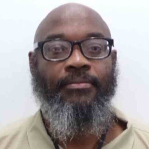 🚨 Ronald Exantus, de 42 años, condenado a 20 años por el asesinato de Logan Tipton (6), fue liberado este miércoles Según registros oficiales del Kentucky Online Offender Lookup, el hombre que apuñaló mortalmente al niño en 2015 cumplió menos de la mitad de su condena. ¿Justicia o impunidad? La familia no fue alertada. Foto: Kentucky Online Offender Lookup