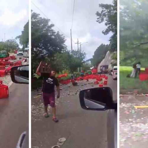 Particulares recogen botellas tras un derrame masivo en la autopista a Comalapa, El Salvador. Incidentes como este exponen riesgos en rutas de alto tráfico comercial. Captura de pantalla.