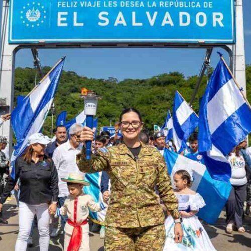 No más "amigue". La ministra Karla Trigueros durante la ceremonia de traspaso de la Antorcha Centroamericana en el puente El Jobo, en la frontera Las Chinamas, el pasado 4 de septiembre. Hoy dio a conocer las prohibiciones del llamado lenguaje inclusivo. Archivo.