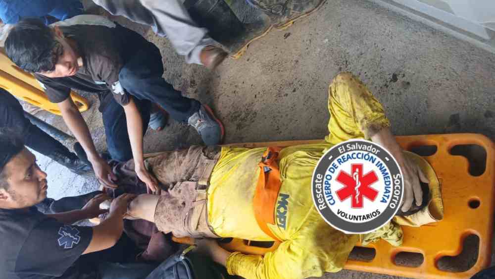 Equipos de rescate trabajan en el puente colapsado de Villa Lourdes, La Libertad.