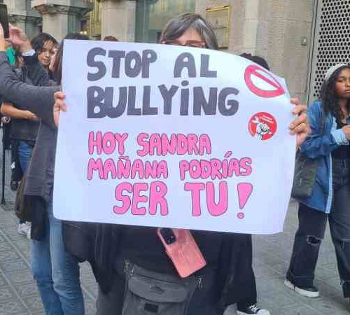 Multitudes en Sevilla exigen justicia por Sandra Peña, de 14 años, víctima de acoso escolar. Las protestas buscan evitar más muertes por falta de protección en las aulas. Foto: Hugo Aguilar, colabor en Barcelona