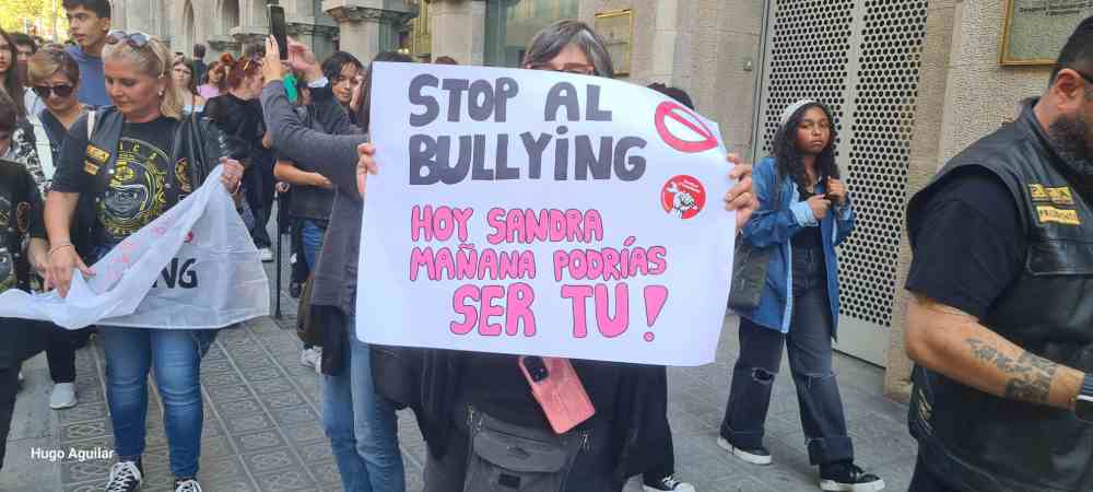 Multitudes en Sevilla exigen justicia por Sandra Peña, de 14 años, víctima de acoso escolar. Las protestas buscan evitar más muertes por falta de protección en las aulas. Foto: Hugo Aguilar, colabor en Barcelona