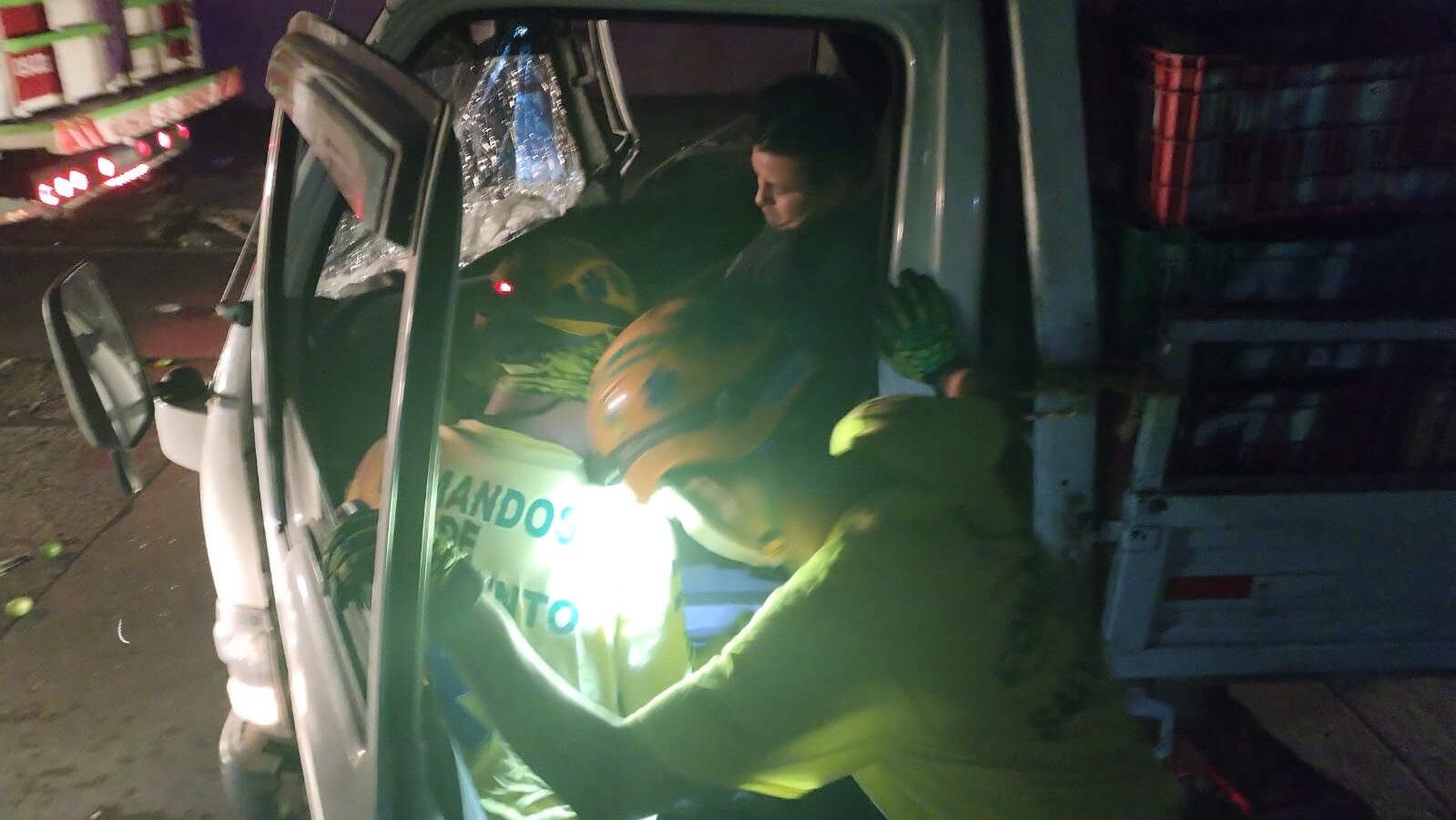 Equipos de rescate atienden a conductor atrapado tras choque en el redondel La Isla, San Salvador. Foto: Comandos de Salvamento