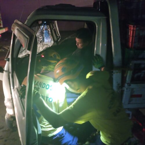 Equipos de rescate atienden a conductor atrapado tras choque en el redondel La Isla, San Salvador. Foto: Comandos de Salvamento