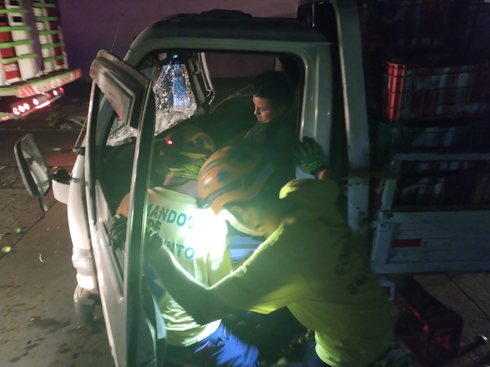 Equipos de rescate atienden a conductor atrapado tras choque en el redondel La Isla, San Salvador. Foto: Comandos de Salvamento