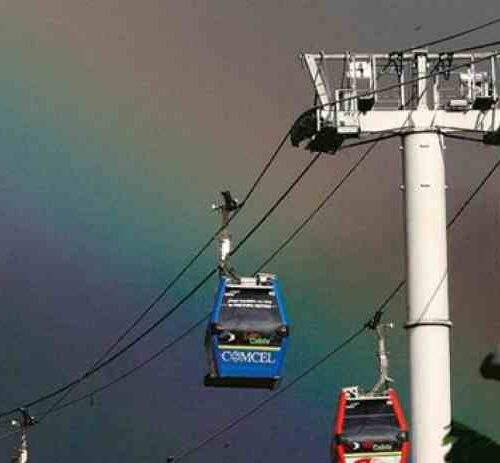 El metrocable de Medellín, Colombiam redujo tiempos de 90 min a 20 min; moviliza 45,000 pax/día; bajó homicidios 66%, impulsó economía local (nuevos negocios, +valor inmobiliario); evitó 20,000 t CO2/año. Foto: colombia.travel