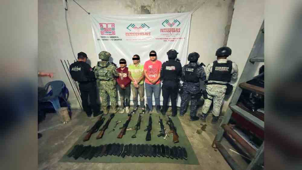 Autoridades incautaron armas, vehículos y detuvieron a cinco personas, cuatro de ellas guatemaltecos, presuntamente ligadas al Cartel de Sinaloa tras un enfrentamiento en Amatenango de la Frontera, Chiapas. Foto: FGEChiapas