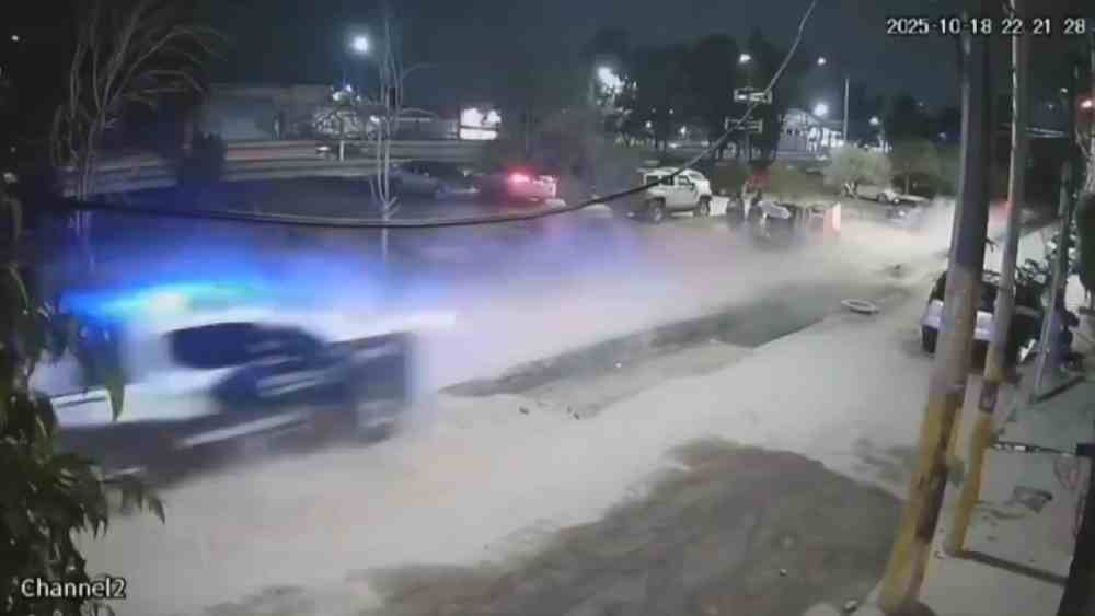 Un megabache en Nezahualcóyotl impidió que una patrulla policial capturara a delincuentes, exponiendo los riesgos de una infraestructura vial descuidada y la falta de señalización en zonas urbanas.