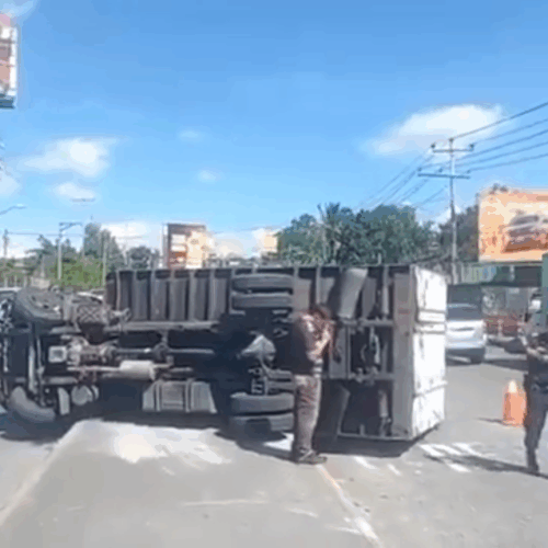 Camión de carga volcado en el Bulevar del Ejército, generando un siniestro vial. Foto: @VMT