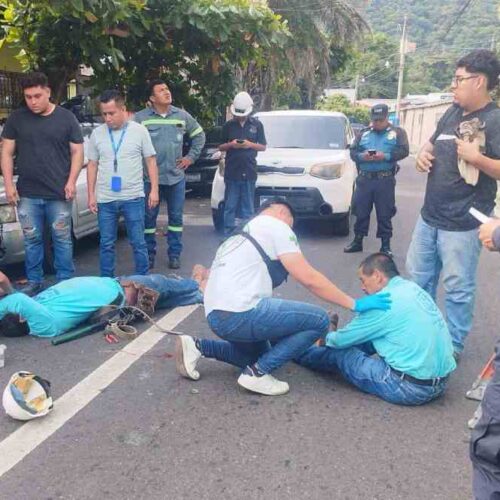 Trabajadores lesionados tras caer de poste en San Marcos: el accidente resalta la importancia de cumplir con protocolos de seguridad en labores de mantenimiento en altura. Foto: Cruz Verde Salvadoreña