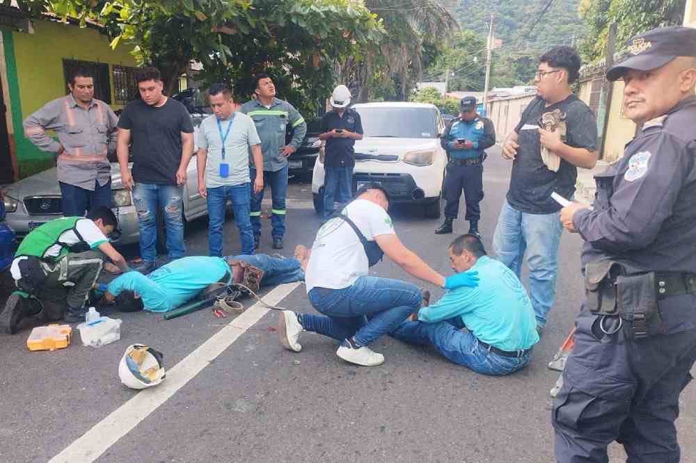 Trabajadores lesionados tras caer de poste en San Marcos: el accidente resalta la importancia de cumplir con protocolos de seguridad en labores de mantenimiento en altura. Foto: Cruz Verde Salvadoreña