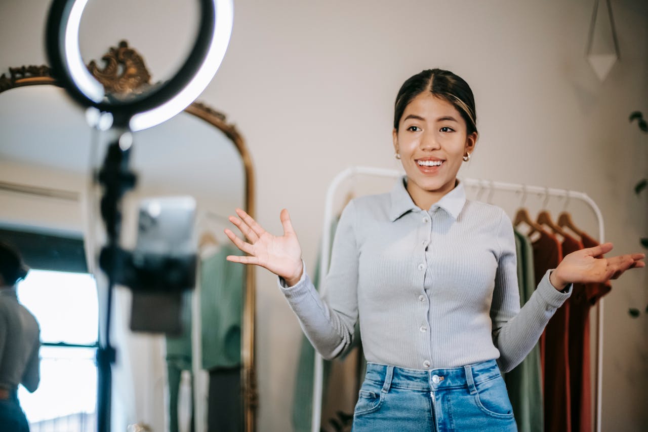 Influencers en China enfrentan nuevas reglas: solo con títulos oficiales podrán hablar de medicina, derecho o finanzas en redes sociales, bajo amenaza de multas o cierre de cuentas. Foto: Pexels, Liza Summer.