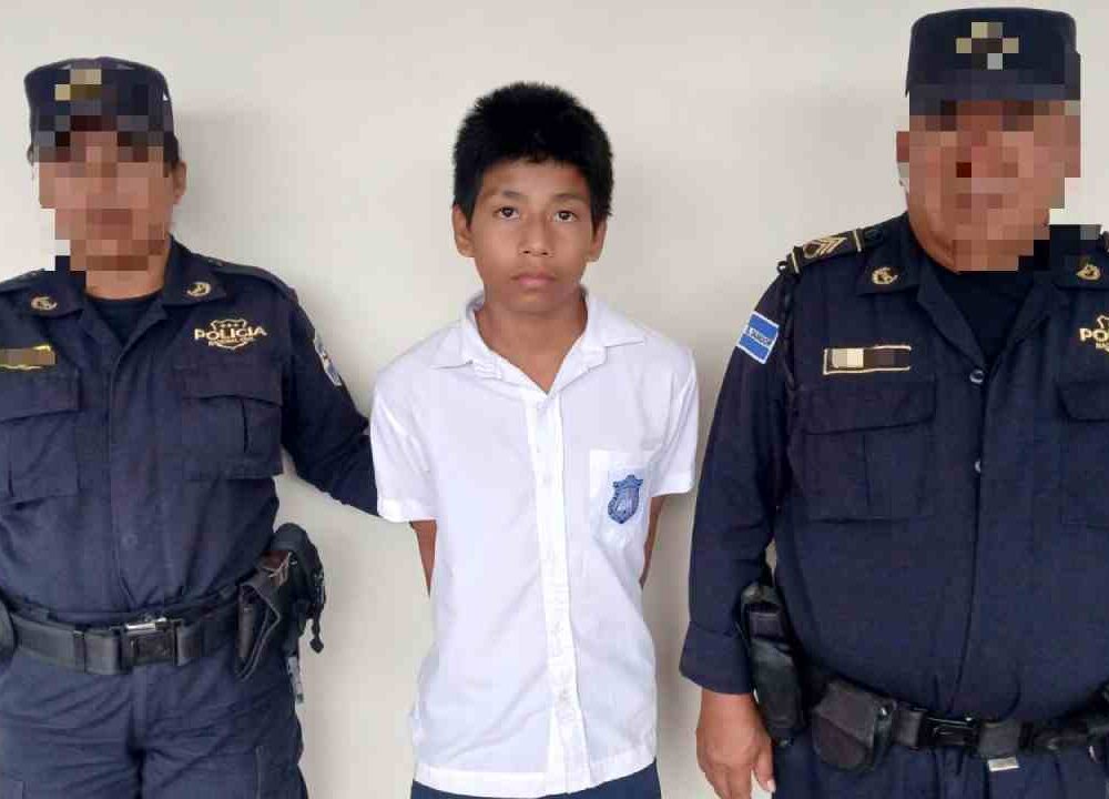 Mario José Castellanos Pérez, adolescente capturado por la PNC por presuntos vínculos con pandillas. En su teléfono hallaron fotos con señas delictivas. Foto: Cortesía.
