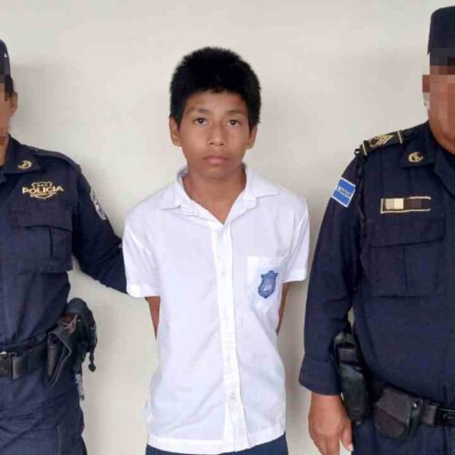 Mario José Castellanos Pérez, adolescente capturado por la PNC por presuntos vínculos con pandillas. En su teléfono hallaron fotos con señas delictivas. Foto: Cortesía.