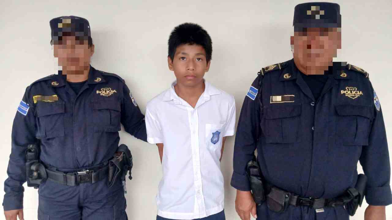 Mario José Castellanos Pérez, adolescente capturado por la PNC por presuntos vínculos con pandillas. En su teléfono hallaron fotos con señas delictivas. Foto: Cortesía.