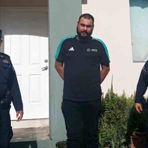 Hombre detenido. De acuerdo con la información policial, el ataque ocurrió mientras la pareja departía con bebidas alcohólicas junto a unos conocidos. Foto: PNC