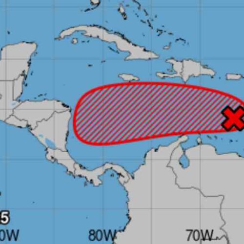 El MARN informó que la onda tropical que vigila en el Caribe, AL98, aumentó a 80% su probabilidad de convertirse en ciclón en 7 días, según el NHC. Captura de pantalla.