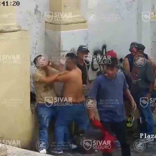 ALCOHOLIZADOS. Imagen de la riña en Plaza San José captada por Sívar Seguro a las 07:41 del 21/10/2025.