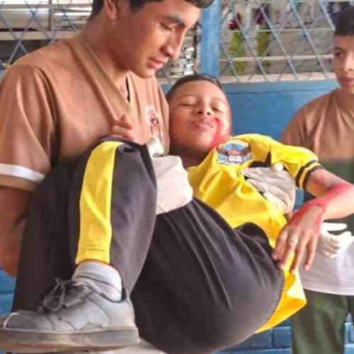 Voluntarios de Comandos de Salvamento atienden una simulación de fractura durante el simulacro en el Centro Cultural Salvadoreño, 21/10/2025.