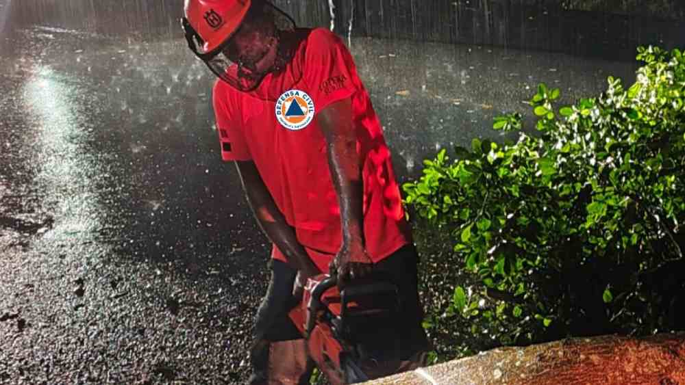 Hace días, las lluvias estacionales ya causaban estragos en Sánchez Ramírez (Rep. Dominicana), donde la Defensa Civil removió árboles caídos. Ahora, la tormenta tropical Melissa intensifica las amenazas. Foto: archivo