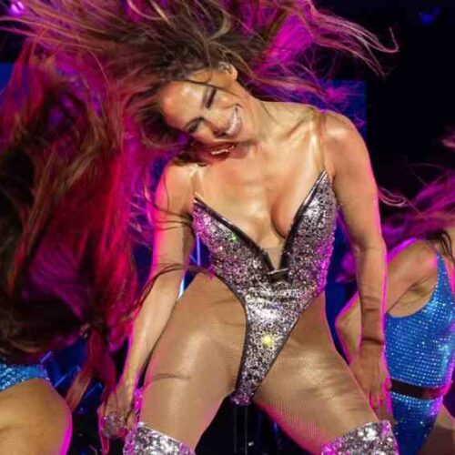 Las críticas a JLO por su atuendo han generado controversia, pero ¿realmente es sobre la ropa? Foto: Facebook de la artista