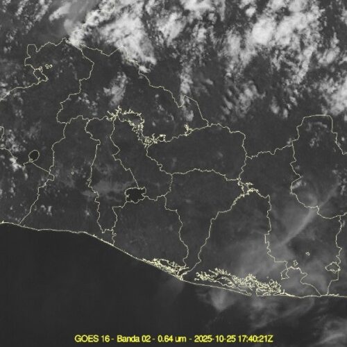 Imagen satelital del territorio salvadoreño con pronóstico de lluvias y vientos fuertes. Foto: @MedioAmbienteSV