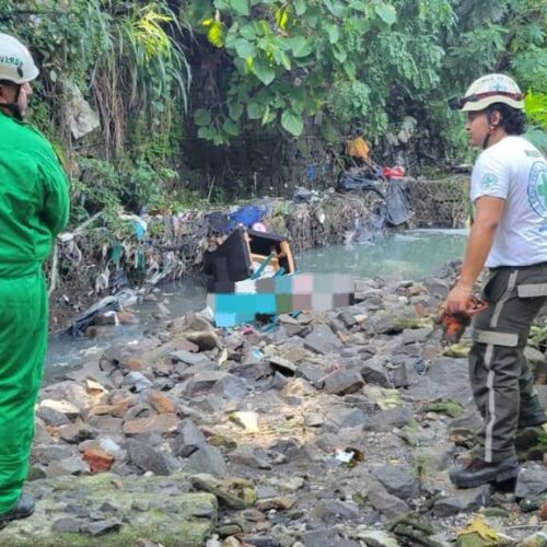 Rescatistas de Cruz Verde Mexicanos preparan la recuperación de un cadáver en un barranco de Sierra Morena, Soyapango. Foto: Cruz Verde.