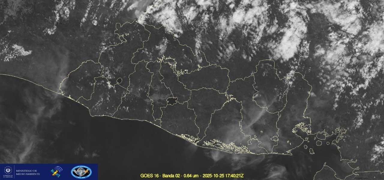 Imagen satelital del territorio salvadoreño con pronóstico de lluvias y vientos fuertes. Foto: @MedioAmbienteSV