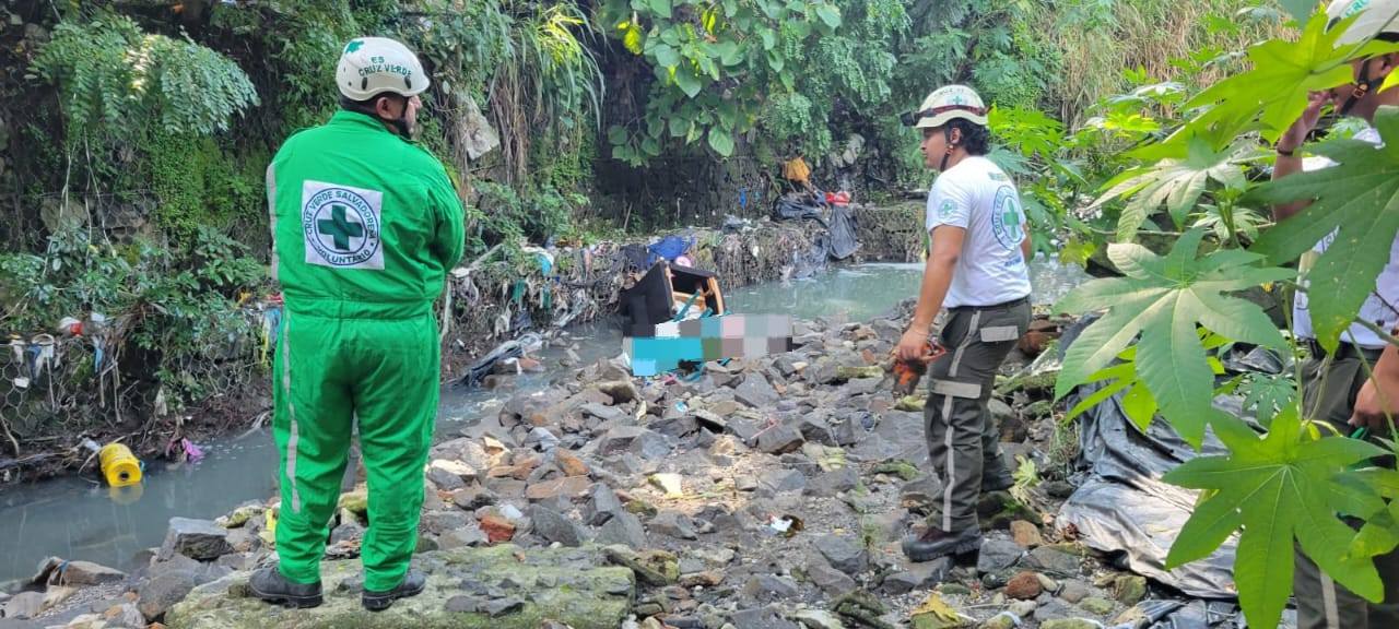 Rescatistas de Cruz Verde Mexicanos preparan la recuperación de un cadáver en un barranco de Sierra Morena, Soyapango. Foto: Cruz Verde.