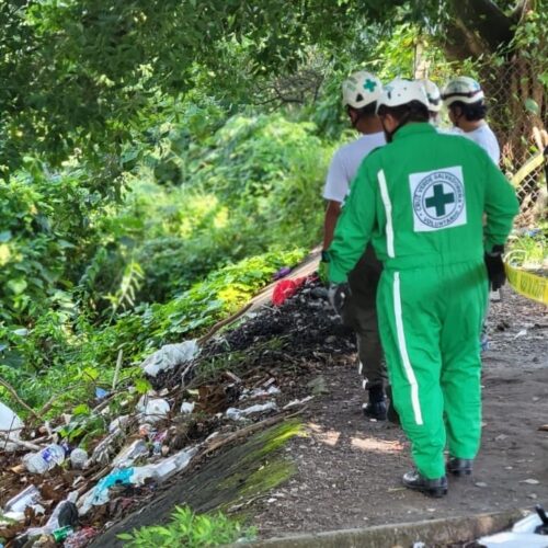 Equipos de rescate de la cruz verde trabajan en operativo de emergencia en Sierra Morena, Soyapango. Foto: Cruz Verde.