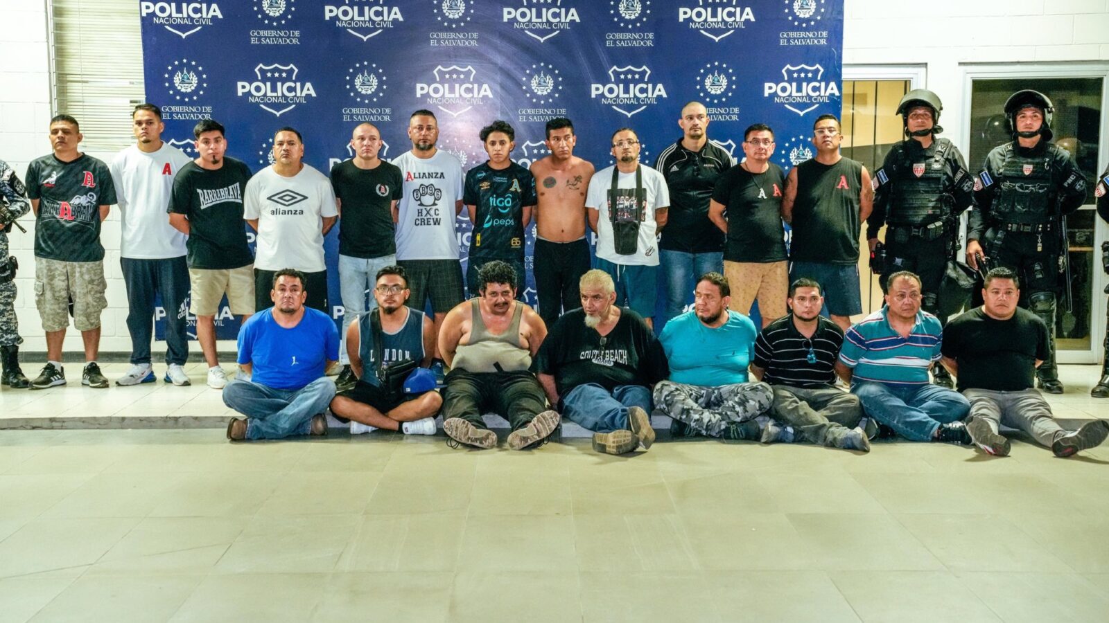 Alianza Fútbol Club condenó los actos de violencia contra aficionados del FAS y reafirmó su compromiso con la seguridad en el fútbol salvadoreño. Foto: @PNCSV.