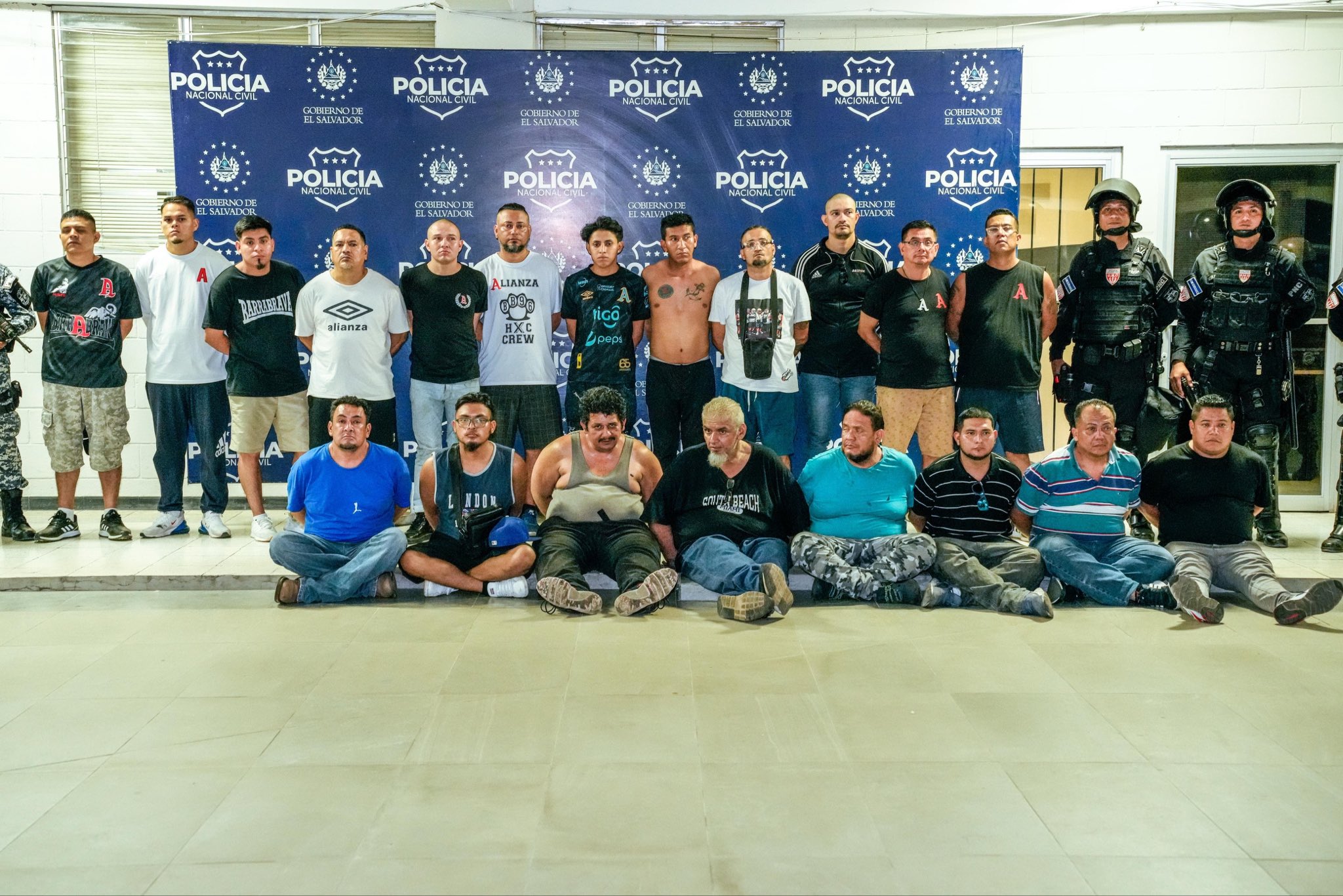 Alianza Fútbol Club condenó los actos de violencia contra aficionados del FAS y reafirmó su compromiso con la seguridad en el fútbol salvadoreño. Foto: @PNCSV.