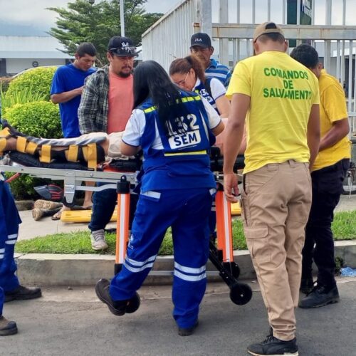 Personal de Comandos de Salvamento y SEM atienden a dos lesionados tras accidente en Claudia Lars. Foto: Comandos de Salvamento.