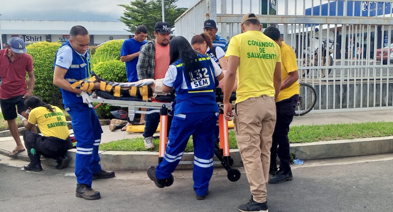 Personal de Comandos de Salvamento y SEM atienden a dos lesionados tras accidente en Claudia Lars. Foto: Comandos de Salvamento.
