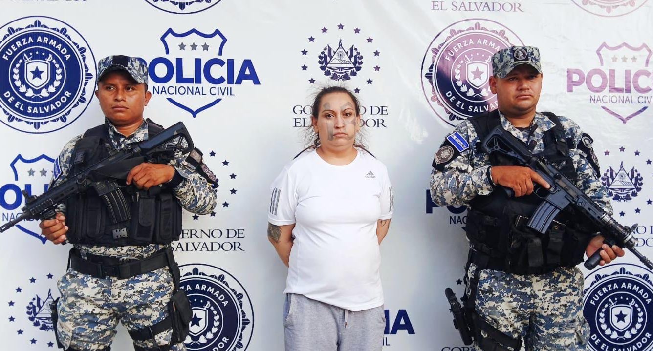 Silvia Leticia Portillo López, alias "Little One", líder de la pandilla "La Campanera", capturada por la PNC en San Martín, San Salvador. Foto: @PNCSV.