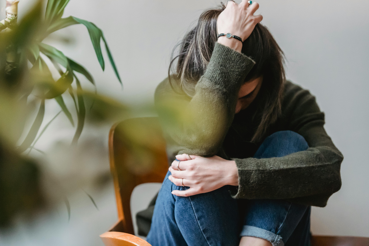Personas enfrentan inseguridades múltiples que afectan su salud mental y bienestar emocional. Foto: pexels.com / Liza Summer