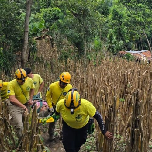 Equipo de Comandos de Salvamento traslada a Clotilde Pérez Rosales, de 68 años, tras rescatarla en zona rural. Foto: Comandos de Salvamento.